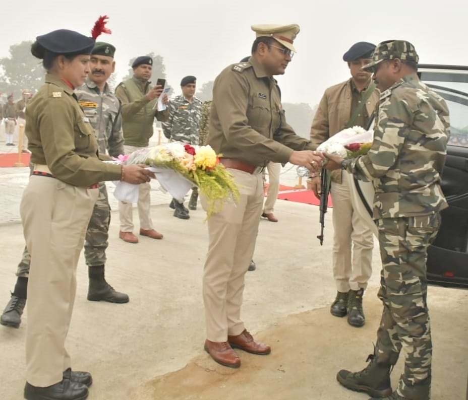 बोकारो जोन के IG और हजारीबाग रेंज के DIG ने चतरा में पुलिस पदाधिकारियों के साथ की बैठक, नक्सलियों के खिलाफ अभियान तेज करने का निर्देश 2 chatra
