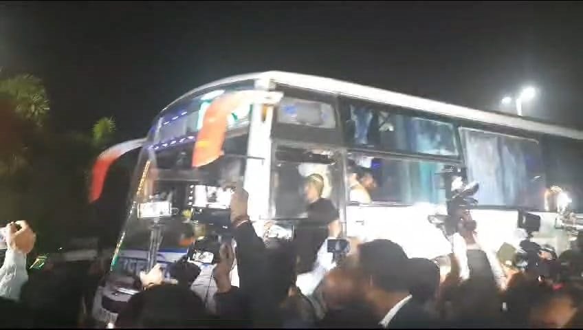 राज्यपाल ने शपथग्रहण के लिए नहीं दिया समय, बस में बैठकर विधायक भेजे जा रहे है हैदराबाद 2 bus