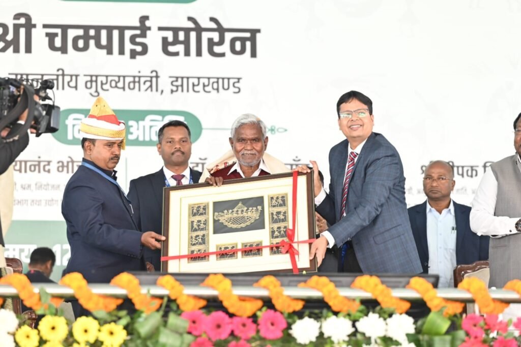 मुख्यमंत्री चंपाई सोरेन ने रांची में ग्राम गाड़ी योजना का किया शुभारंभ, अबुआ आवास योजना के तहत बांटे स्वीकृति पत्र 2 champai soren 11