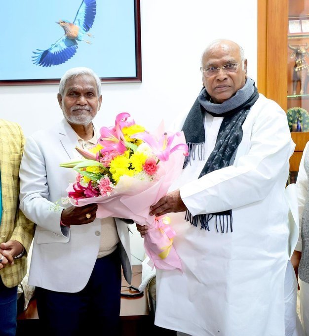 मुख्यमंत्री चंपाई सोरेन ने कांग्रेस अध्यक्ष मल्लिकार्जुन खरगे से की मुलाकात, विधायकों की नाराजगी और सीट शेयरिंग पर चर्चा 2 champai soren malikajun kharge