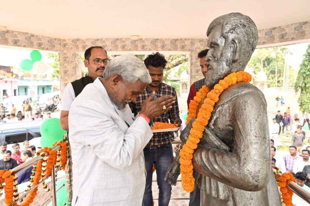 सरायकेला को मुख्यमंत्री चंपाई सोरेन की सौगात, खरकई नदी पर होगा मरीन डाइव, टाउन हॉल का सीएम ने किया उद्घाटन 3 cm 4