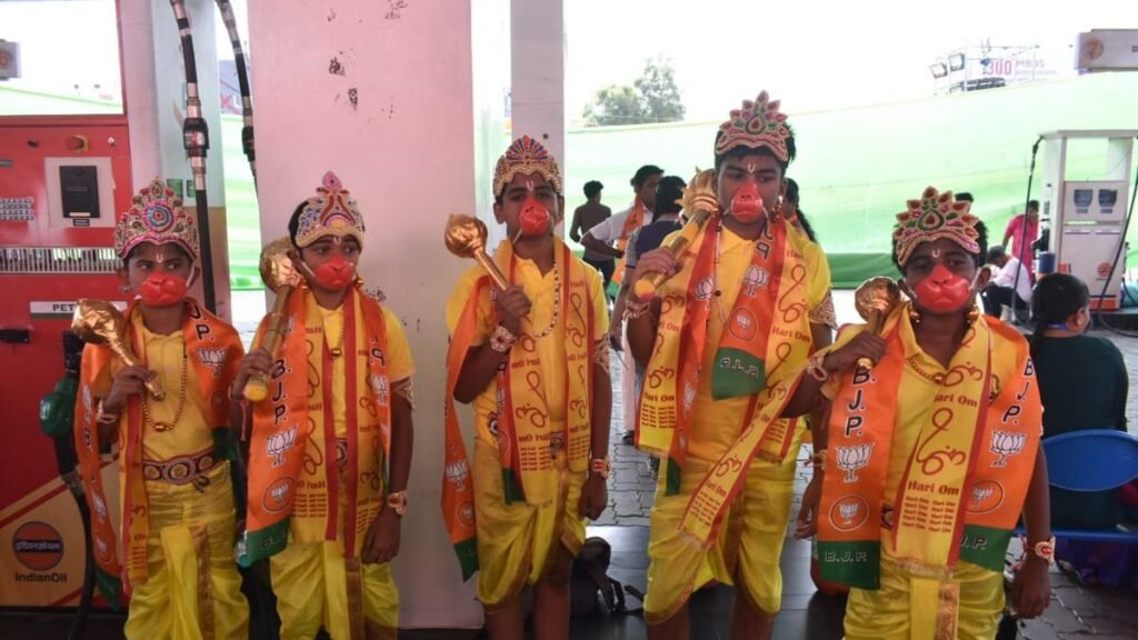 पीएम मोदी के रोड शो में बच्चों के इस्तेमाल पर बीजेपी को नोटिस, निजी स्कूल के बच्चे सिंबल लेकर थे खड़े 2 IMG 5023