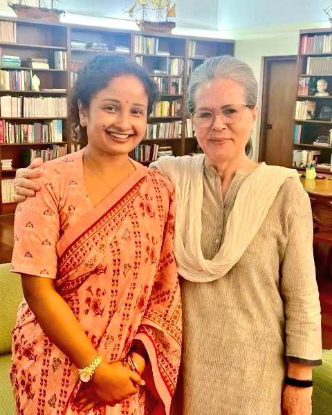 दिल्ली में कल्पना ने दिखाई स्त्री शक्ति, सोनिया गांधी, सुनीता केजरीवाल,सीमा सिसोदिया,अनीता सिंह से की मुलाकात 2 Kalpan soren with sonia gandhi