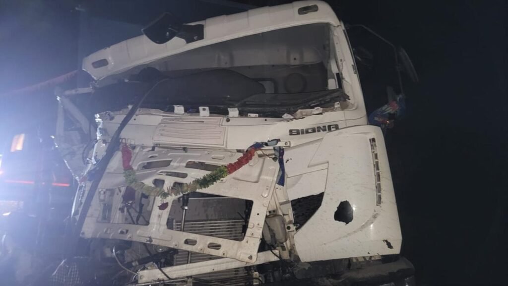 लोहरदगा में दर्दनाक हादसाः बाराती गाड़ी और हाइवा में भीषण टक्कर, तीन बच्चों की मौत, 17 घायल 2 accident 2