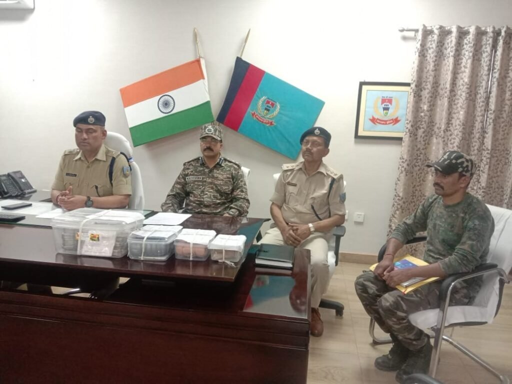 सुरक्षा बलों को मिली बड़ी सफलता, नक्सलियों द्वारा लेवी से वसूली किये गए 10.5 लाख रूपये सुरक्षा बलों ने किया बरामद 2 chaibasa sp