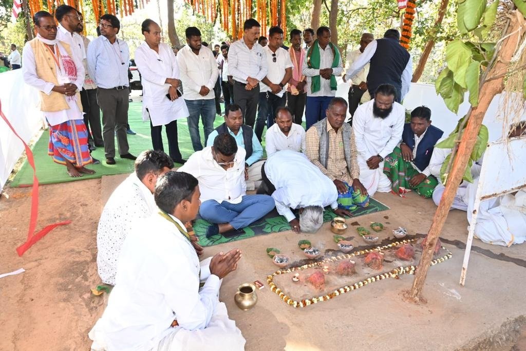 CM चंपाई सोरेन ने पीरटांड मेगा लिफ्ट सिंचाई योजना का किया शिलान्यास, मरांग बुरू की पूजा कर मांगी राज्यवासियों की खुशहाली 2 champai marnag buru puja