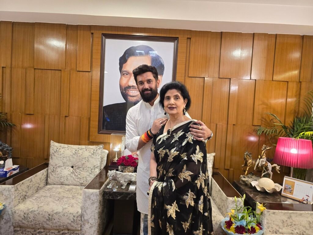 जेपी नड्डा से चिराग की मुलाकात के बाद NDA में सीटों का फार्मूला तय, JDU को 16 और चिराग की पार्टी को 4 सीट देने पर सहमति 3 chirag with mother