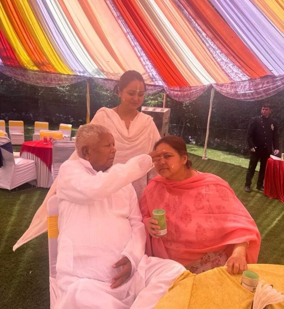 दिल्ली में हुई लालू परिवार की होली, बेटियों संग लालू-राबड़ी ने मनाई होली 5 lalu misa rohini