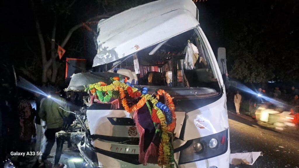 लोहरदगा में दर्दनाक हादसाः बाराती गाड़ी और हाइवा में भीषण टक्कर, तीन बच्चों की मौत, 17 घायल 3 lohardaga