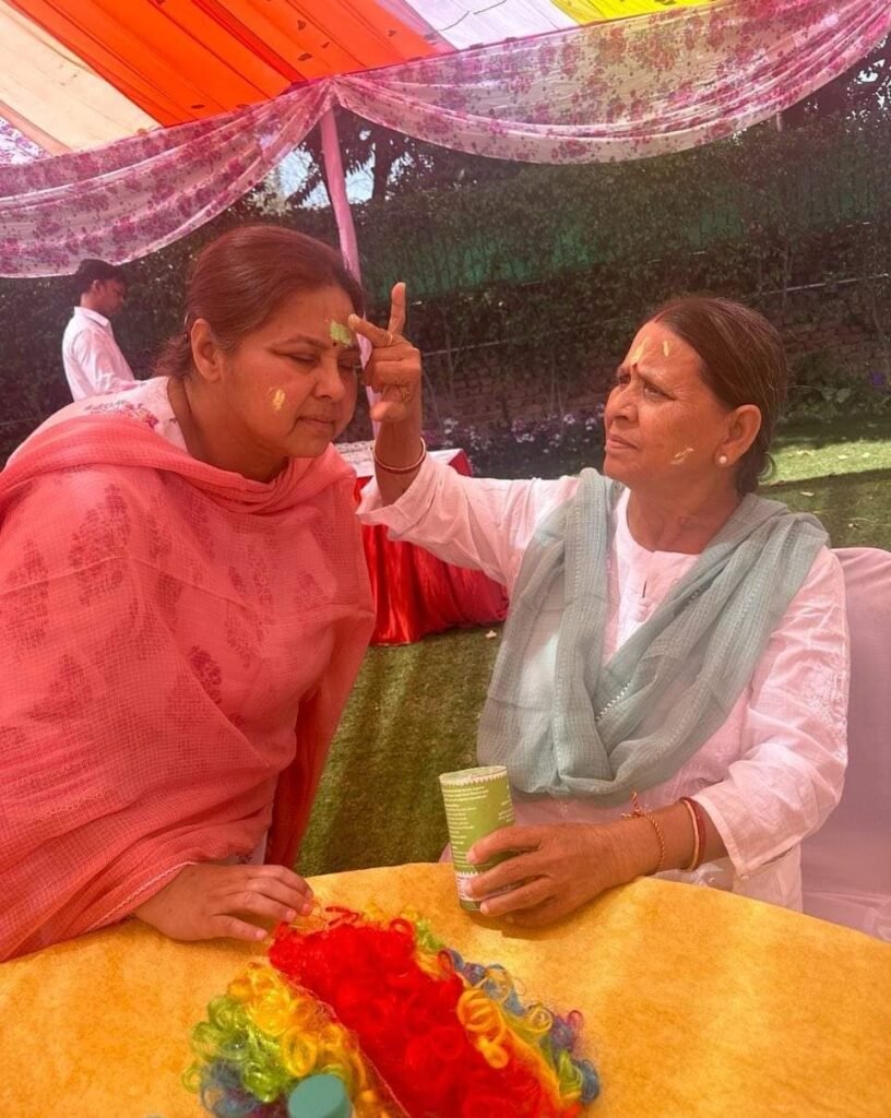 दिल्ली में हुई लालू परिवार की होली, बेटियों संग लालू-राबड़ी ने मनाई होली 7 misa rabri holi