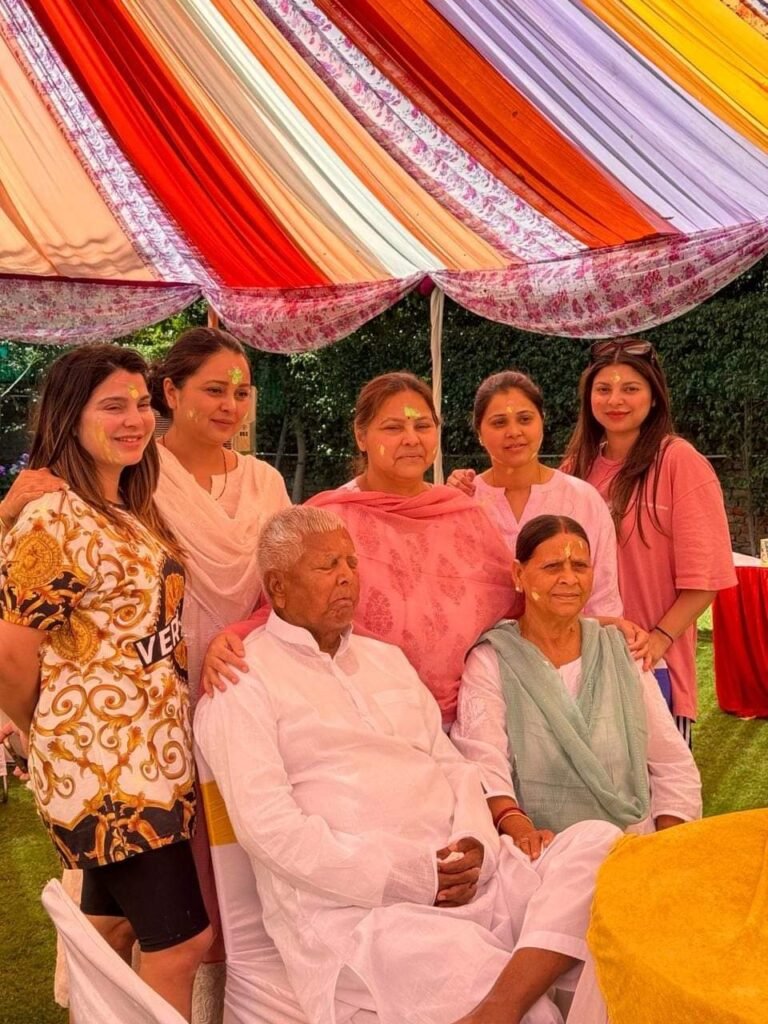 दिल्ली में हुई लालू परिवार की होली, बेटियों संग लालू-राबड़ी ने मनाई होली 4 misa ragni rohini