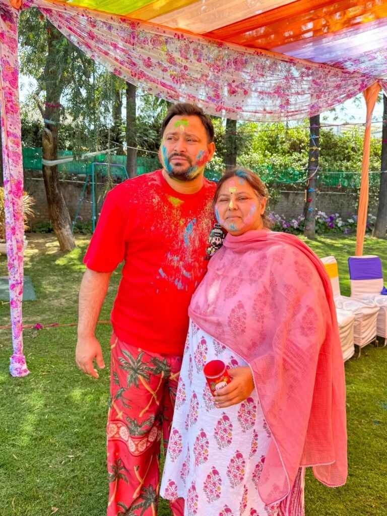 दिल्ली में हुई लालू परिवार की होली, बेटियों संग लालू-राबड़ी ने मनाई होली 3 tejashwi misa holi