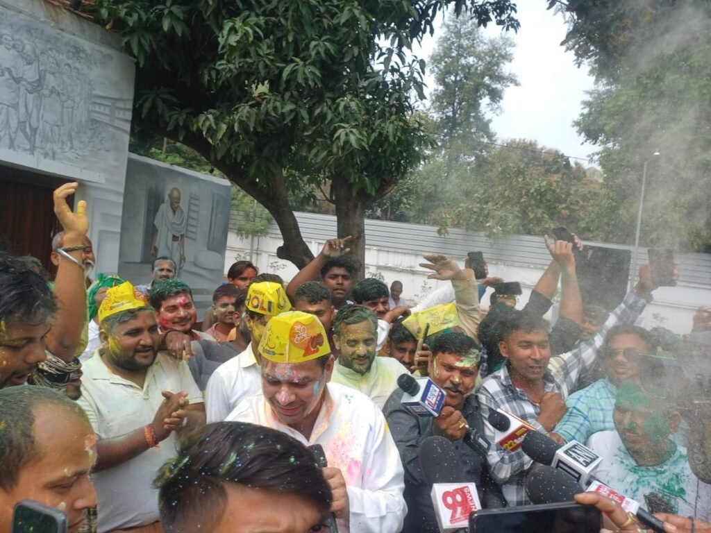 दिल्ली में हुई लालू परिवार की होली, बेटियों संग लालू-राबड़ी ने मनाई होली 6 tejpratap holi