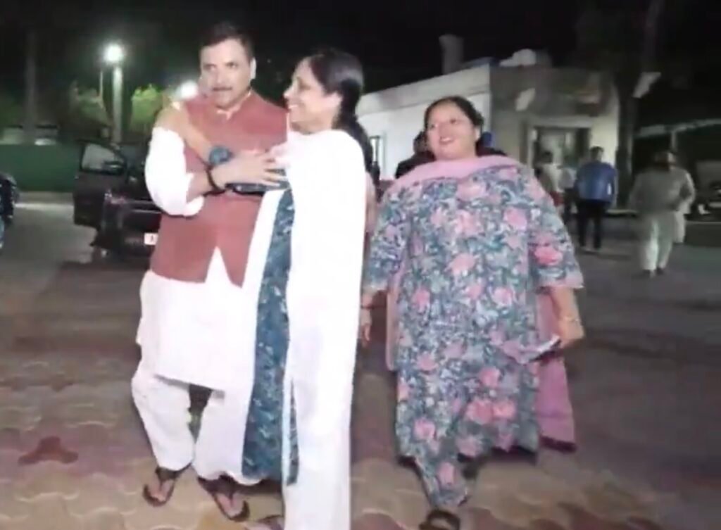 जश्न नहीं जंग का वक्त है, जेल से निकलते ही संजय सिंह ने बीजेपी पर किया ताबड़तोड़ हमला, कहा शराबघोटाले में बीजेपी है डूबी 2 Sanjay Singh