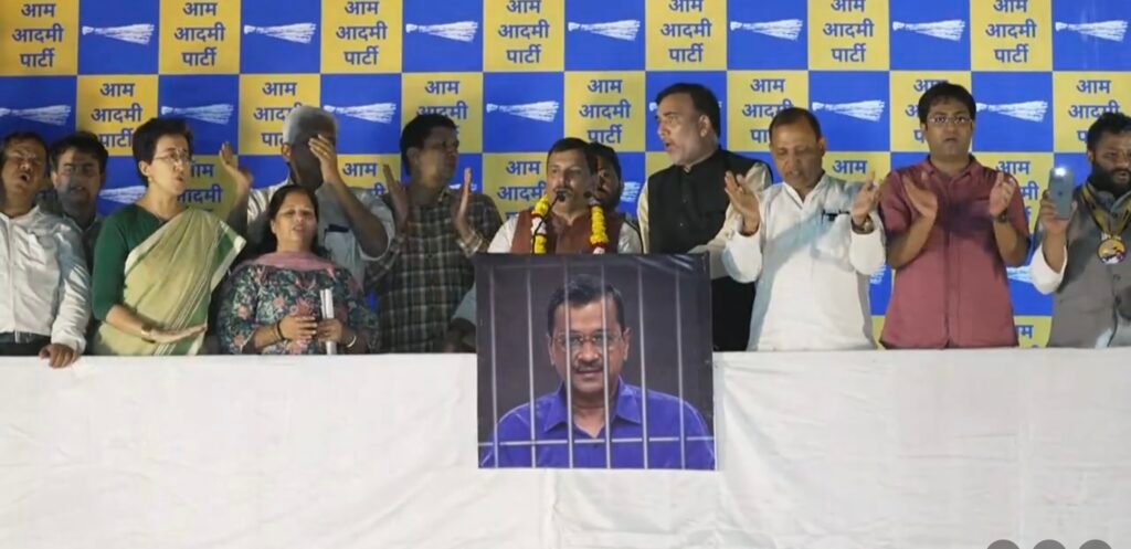 जश्न नहीं जंग का वक्त है, जेल से निकलते ही संजय सिंह ने बीजेपी पर किया ताबड़तोड़ हमला, कहा शराबघोटाले में बीजेपी है डूबी 3 Sanjay Singh