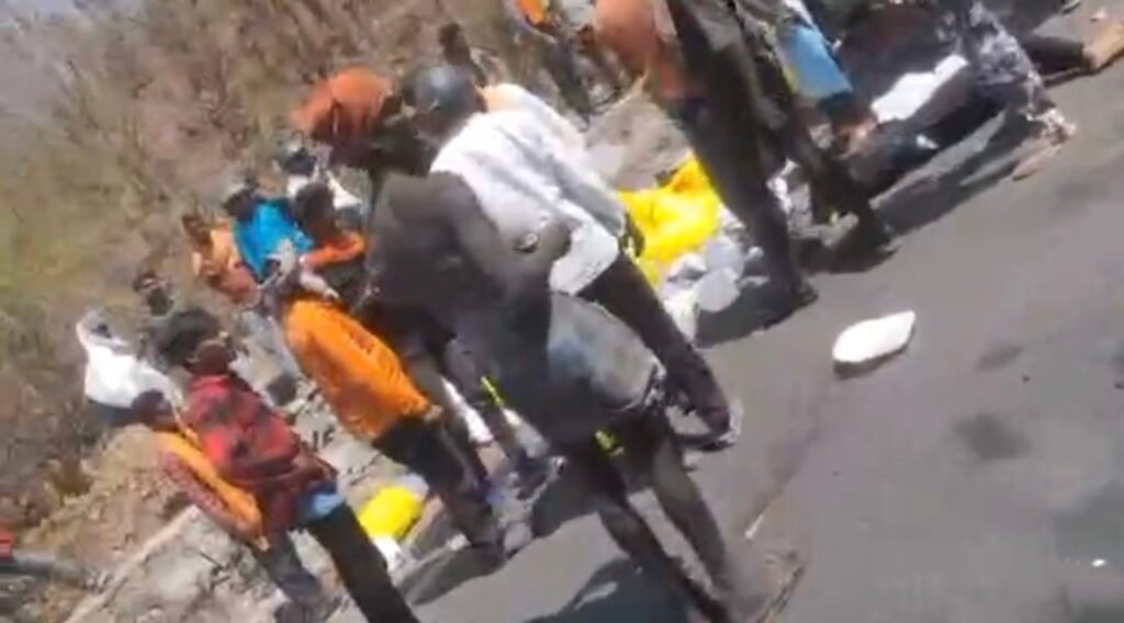 चतरा के संघरी घाटी में एक्सीडेंट, युवती समेत दो की मौत;कई मुसाफिर गंभीर तौर से घायल-दस सालों से खस्ताहाल है NH-22 2 IMG 5816