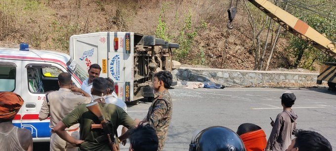 चतरा के संघरी घाटी में एक्सीडेंट, युवती समेत दो की मौत;कई मुसाफिर गंभीर तौर से घायल-दस सालों से खस्ताहाल है NH-22 4 chatara